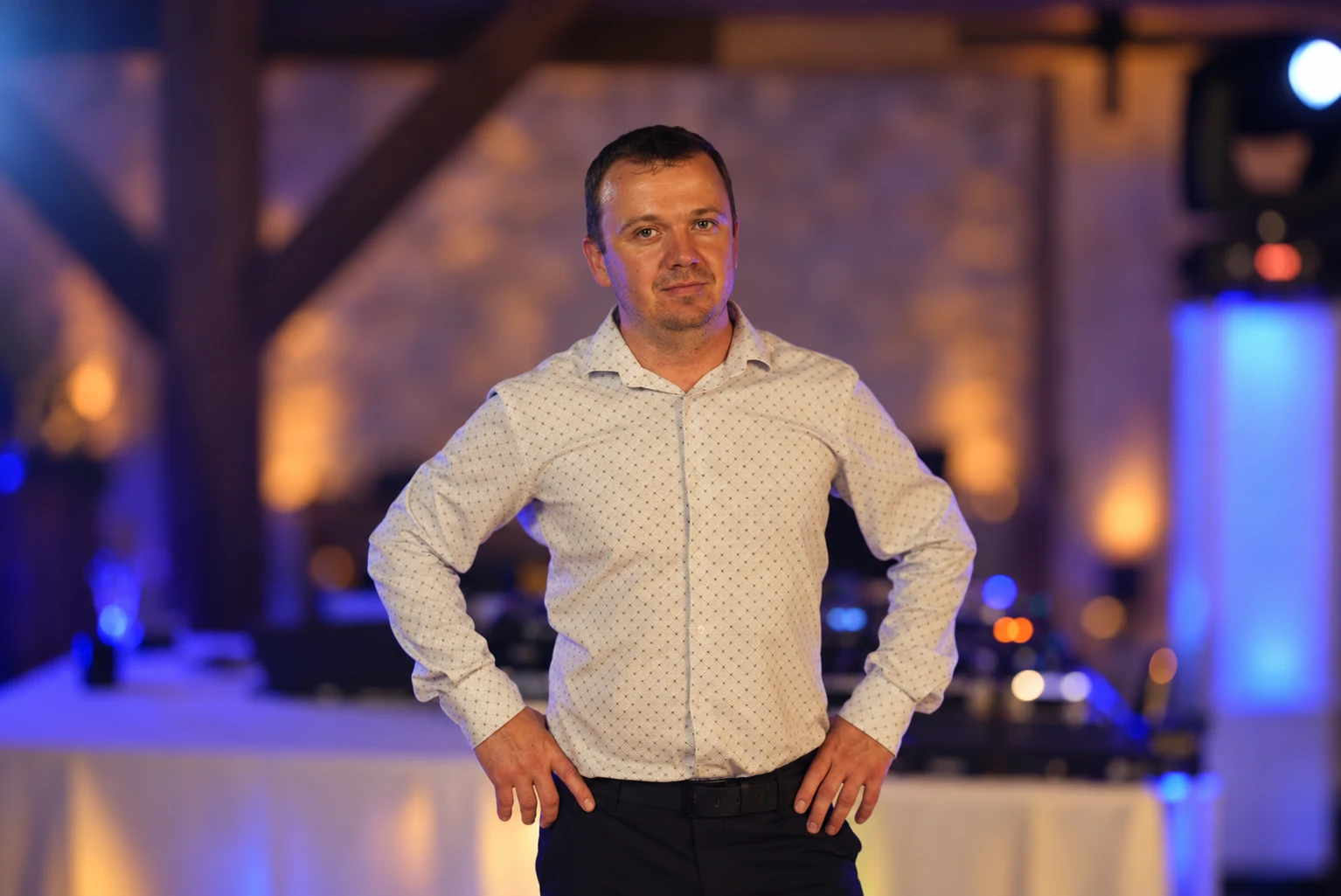 DJ Jozef Berešík pred svojou DJ technikou